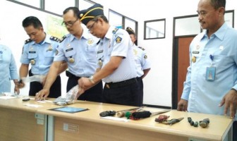 Sajam, HP, dan Pil Koplo Ditemukan di Lapas Wirogunan