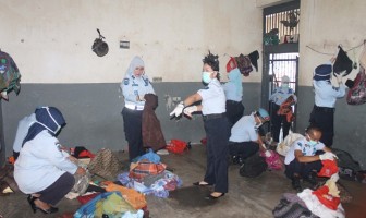 Usai Apel Pagi, Petugas Lapas Sumedang Geledah Kamar Napi