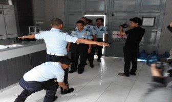 Di Hadapan Wartawan, Kalapas Narkotika Cirebon Simulasikan SOP Penggeledahan