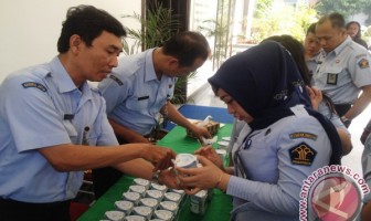 Puluhan Pegawai Kanwilkumham Jatim Ikuti Tes Urin