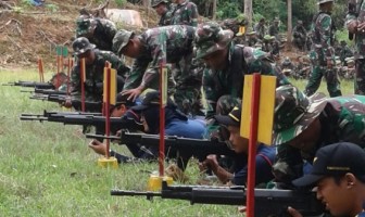 Tingkatkan Kemampuan, Petugas Lapas Lamongan Latihan Menembak