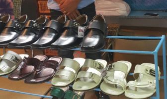 Sepatu dan Sandal Produksi Lapas Mojokerto Diborong Pengunjung
