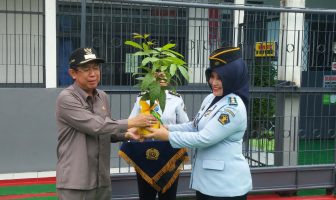 Lapas Sumedang Serahkan 1000 Pohon Mahoni pada Pemkab Sumedang