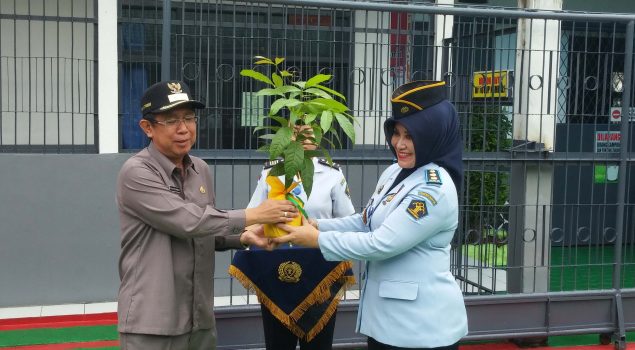 Lapas Sumedang Serahkan 1000 Pohon Mahoni pada Pemkab Sumedang