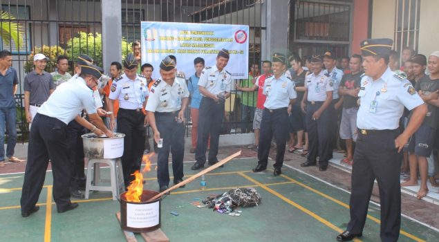 Lapas Majalengka Bakar Barang-Barang Hasil Razia