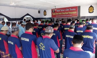 Tangis Haru Warnai Shalat Taubat & Dzikir di Rutan Majene & Mamuju