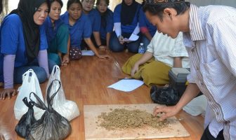 WBP Lapas Wanita Palembang Kini Mahir Buat Pakan Ikan