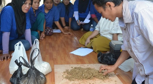 WBP Lapas Wanita Palembang Kini Mahir Buat Pakan Ikan