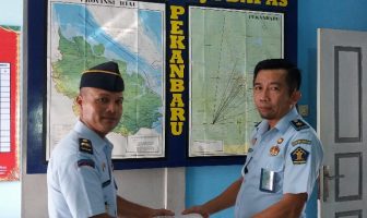 Kabapas Pekanbaru Hibahkan Infocus, Proyektor, dan Meja Kursi