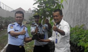 Lapas Bekasi Serahkan 250 Pohon Mahoni Untuk Hijaukan Kota