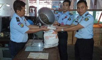 Baru Sebulan, Rutan Bandung Panen 5 Kg Jangkrik