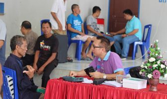 Tak Hanya Periksa Mata, Rutan Manado Juga Bagikan Kacamata Gratis