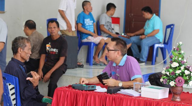 Tak Hanya Periksa Mata, Rutan Manado Juga Bagikan Kacamata Gratis