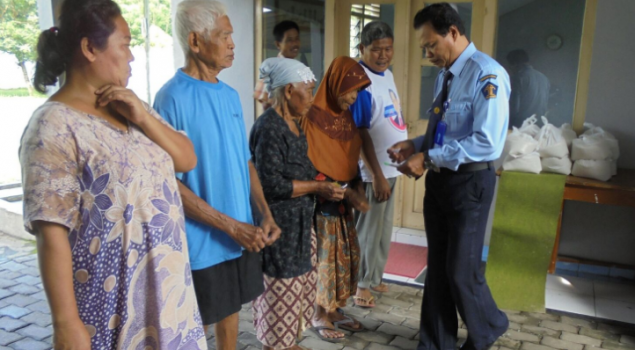 Bapas Purwokerto Bagikan Zakat Fitrah untuk Fakir Miskin