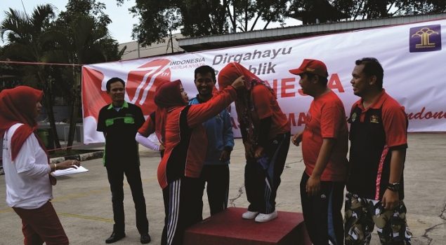 Kepala Rupbasan Bandung Serahkan Hadiah Pemenang Pekan Olahraga