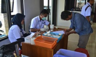 Perangi Narkoba, Bapas & BNNK Garut Tes Urin Klien