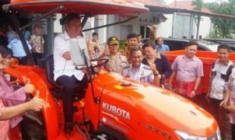 Kemenkum HAM Sumbang 1 Unit Traktor untuk Rutan Amurang