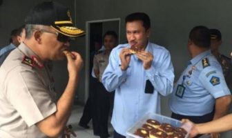 Kapolda Cicipi Donat Buatan Warga Binaan Lapas Banjarmasin