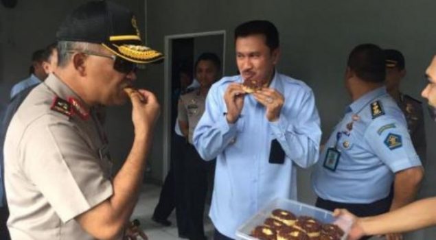 Kapolda Cicipi Donat Buatan Warga Binaan Lapas Banjarmasin