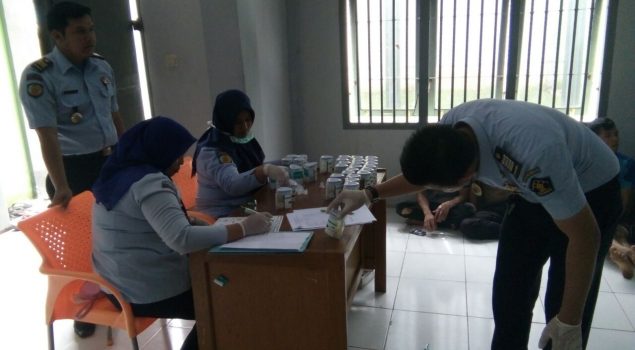 Mendadak, Tamping & Pekerja Lapas Narkotika Muara Sabak Dites Urin