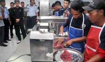 Luncurkan 'Pas Mart', Lapas Paledang Ajarkan Napi Buat Sosis