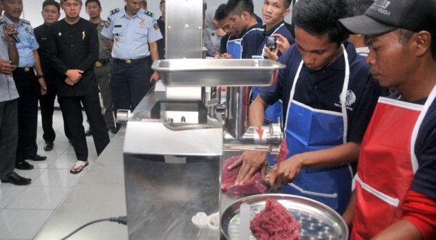 Luncurkan 'Pas Mart', Lapas Paledang Ajarkan Napi Buat Sosis