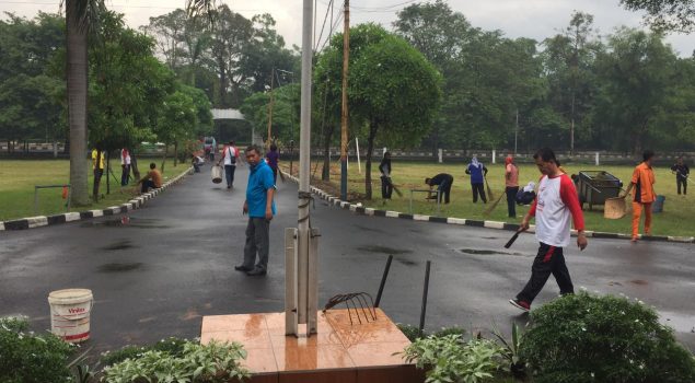 Pegawai & Anak LPKA Tangerang Kolaborasi Bersihkan Lingkungan