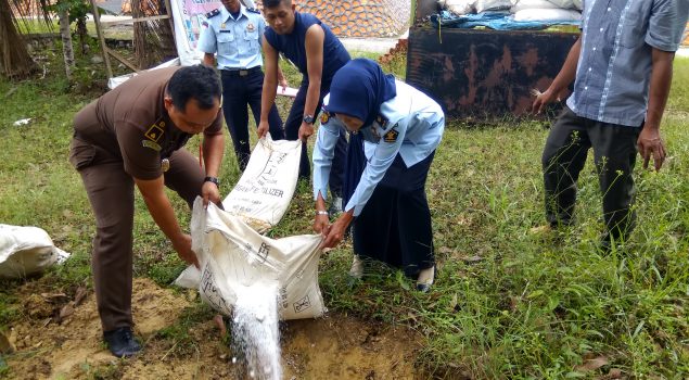 Rupbasan Kendari Musnahkan Barang Bukti 21 Karung Pupuk