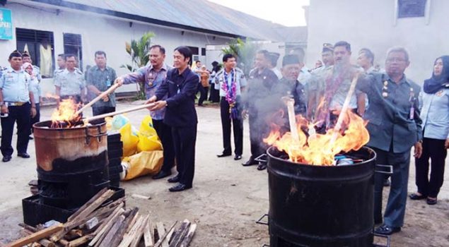 Ribuan Ponsel Sitaan dari Lapas Kendari Dibakar