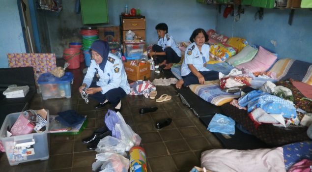 Puluhan Petugas Geledah Blok & Perpustakaan Lapas Perempuan Malang