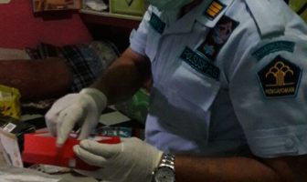 Pastikan Tetap Steril, Petugas Lapas Sisir Setiap Sudut Kamar Hunian WBP