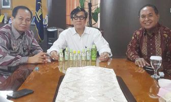 Kakanwil Maluku Perkenalkan Minyak Kayu Putih Karya WBP Kepada Menkumham
