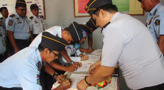 Buktikan Komitmen, Pegawai Rutan Selayar Teken Pakta Integritas