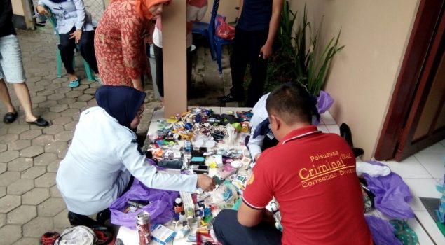 Petugas Gabungan Geledah Kamar WBP Lapas Perempuan Martapura