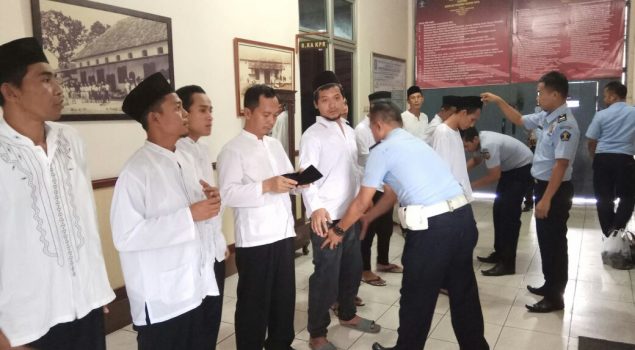 Satgas Kamtib Rutan Rangkasbitung Bantu Geledah Tahanan Usai Sidang