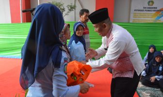 Lapas Narkotika Jakarta Bagikan Sembako & Takjil untuk Warga Sekitar