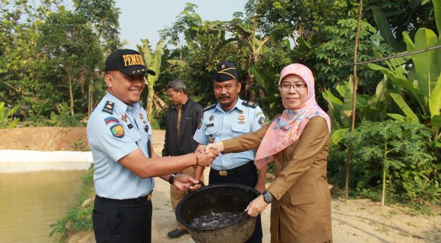 Hibah Bibit & Pakan Ikan Bantu Pembinaan di Pondok Asimilasi Rutan Rangkasbitung