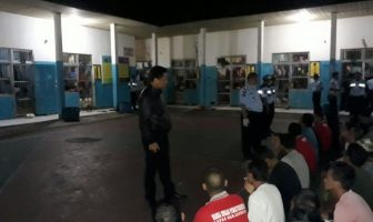 Petugas Merazia Lapas Teluk Dalam