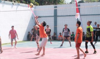Voli Melawan Waria Hibur WBP Rutan Tanjung