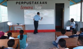 Kalapas Piru Ikut Mengajar di PKBM Tunas Bangsa