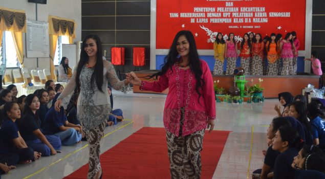Fashion Show WBP Meriahkan Penutupan Pelatihan di Lapas Perempuan Malang