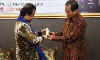 Minyak Kayu Putih Carlea Jadi Buah Tangan, Kali Ini Untuk Dirjen Imigrasi