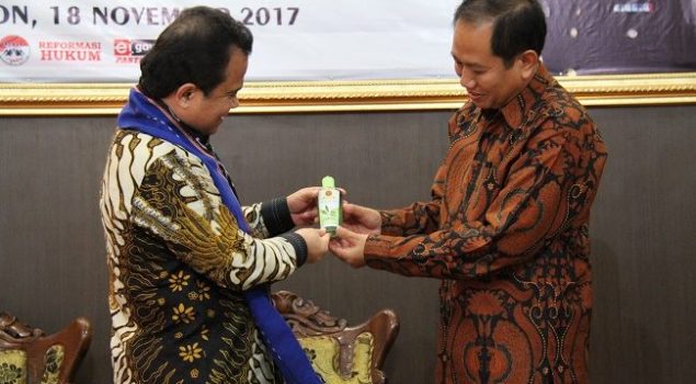 Minyak Kayu Putih Carlea Jadi Buah Tangan, Kali Ini Untuk Dirjen Imigrasi