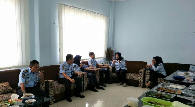 Jalin Komunikasi Efektif, Kalapas Gunung Sugih Ajak Jajarannya Makan Siang.