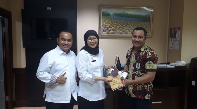 Sesditjen PAS Serahkan Buku Bacaan Untuk LPKA Ambon