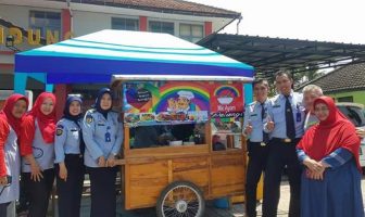 Klien Bapas Bandung Berjualan Mie Ayam Pelangi