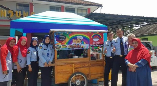 Klien Bapas Bandung Berjualan Mie Ayam Pelangi