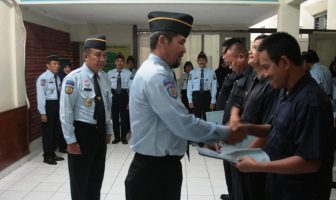 Petugas Bapas Yogya Berbagi Kasih dengan Tenaga Honorer