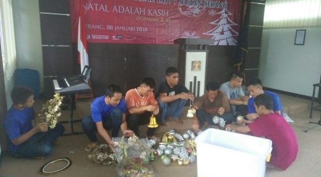 WBP Muslim Bantu Persiapan Natal di Rutan Serang