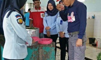 Pastikan Layak Saji, Kalapas Gunung Sugih Cicipi Menu Makan Narapidana